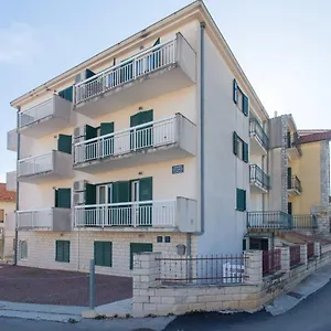 https://apartments-betanija-1.hotels-in-trogir.com
