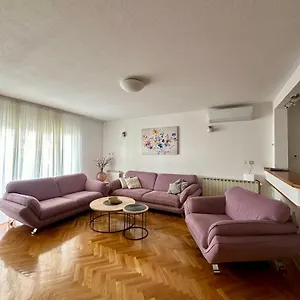 https://apartmani-adria.hotels-in-trogir.com